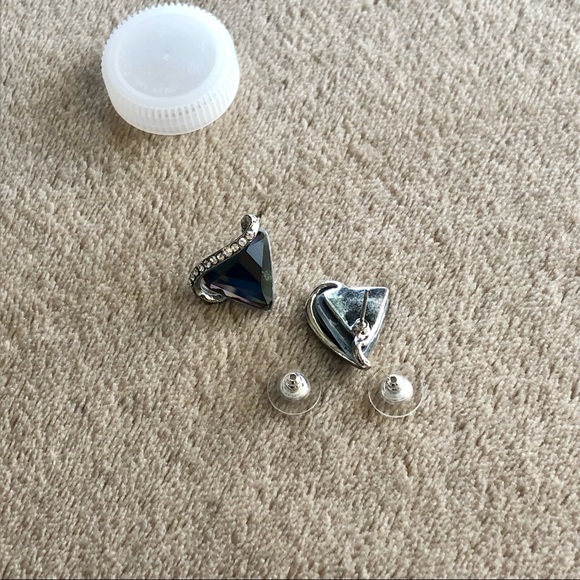 ✨2/$7✨ Earrings: Triangle Earrings, Gray, 1 pair 🛍 Bundle Me! - Picture 3 of 9